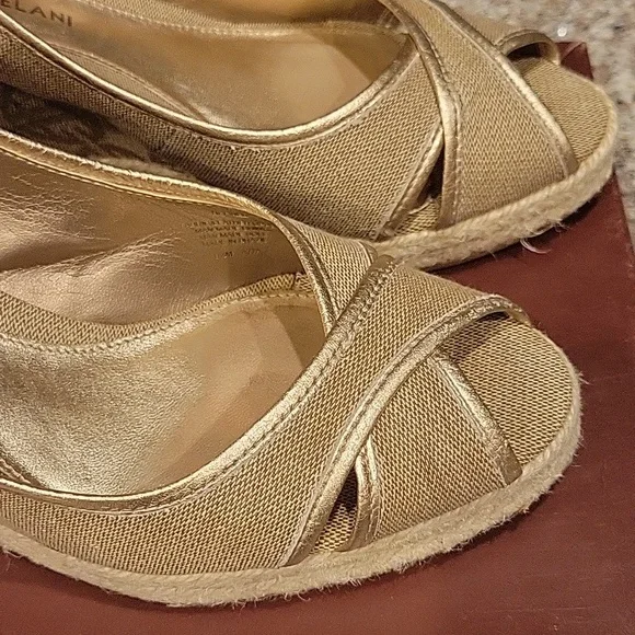 Antonio Melani tan with gold trim Sz 8.5 Sandals - Picture 3 of 5